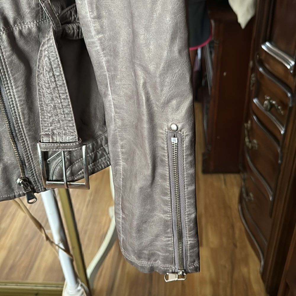 Guess Leather Jacket. - Picture 6 of 11